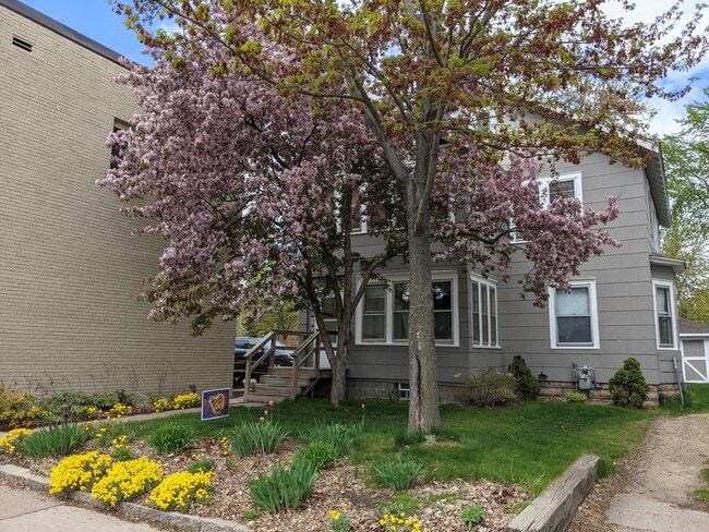 Building Photo - 1335 W Minnehaha Ave