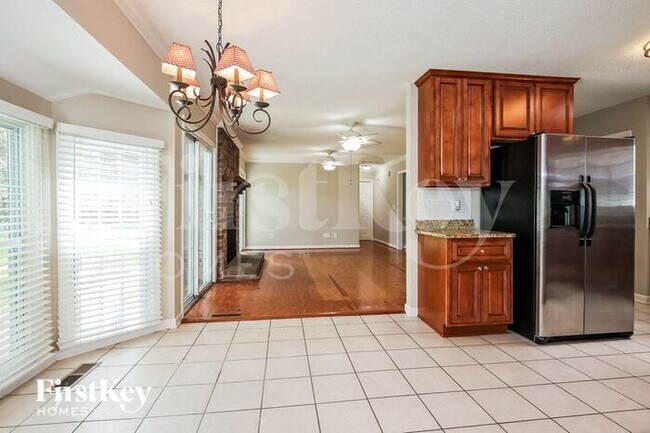 Building Photo - 2332 Vanderbilt Dr