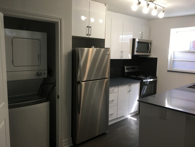 Building Photo - Little Italy - College Street 2 Bedroom Apartment / corner Palmerston Blvd.
