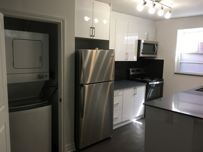 Photo du bâtiment - Little Italy - College Street 2 Bedroom Apartment / corner Palmerston Blvd.
