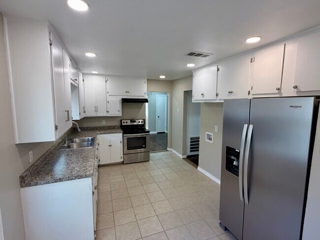 Building Photo - 3933 Harris Dr