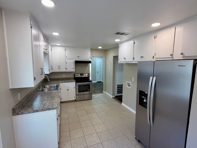 Foto del edificio - 3933 Harris Dr