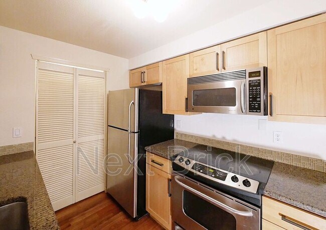 Foto del edificio - 3045 20th Ave W