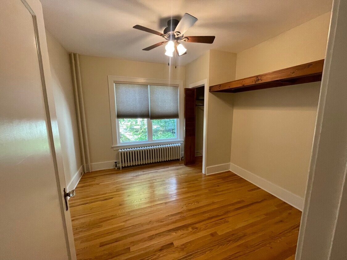 Bedroom - 414 Kenwood Ave