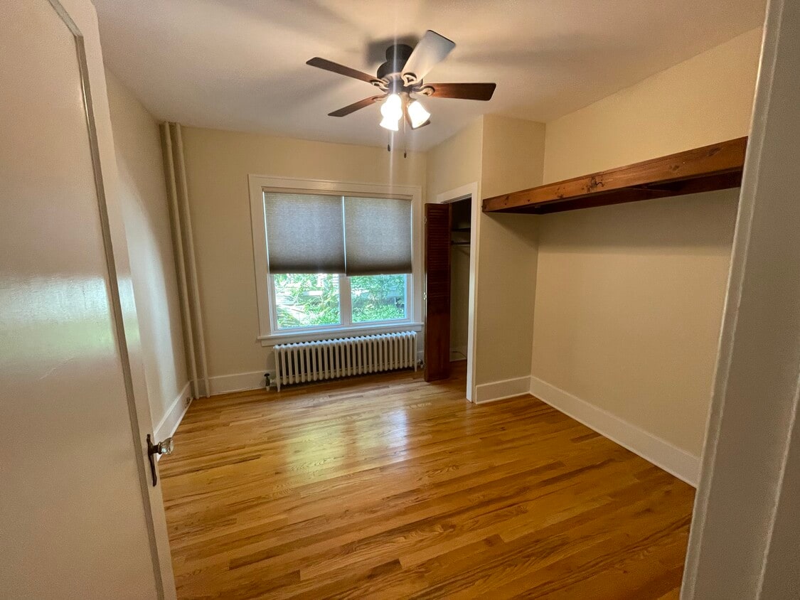 Bedroom - 414 Kenwood Ave