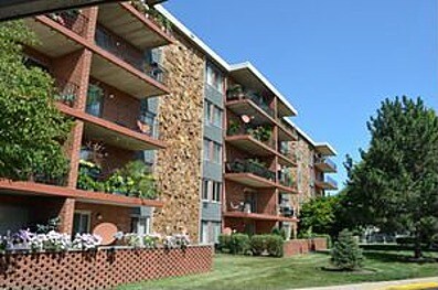 Outside View - 16 E Old Willow Rd
