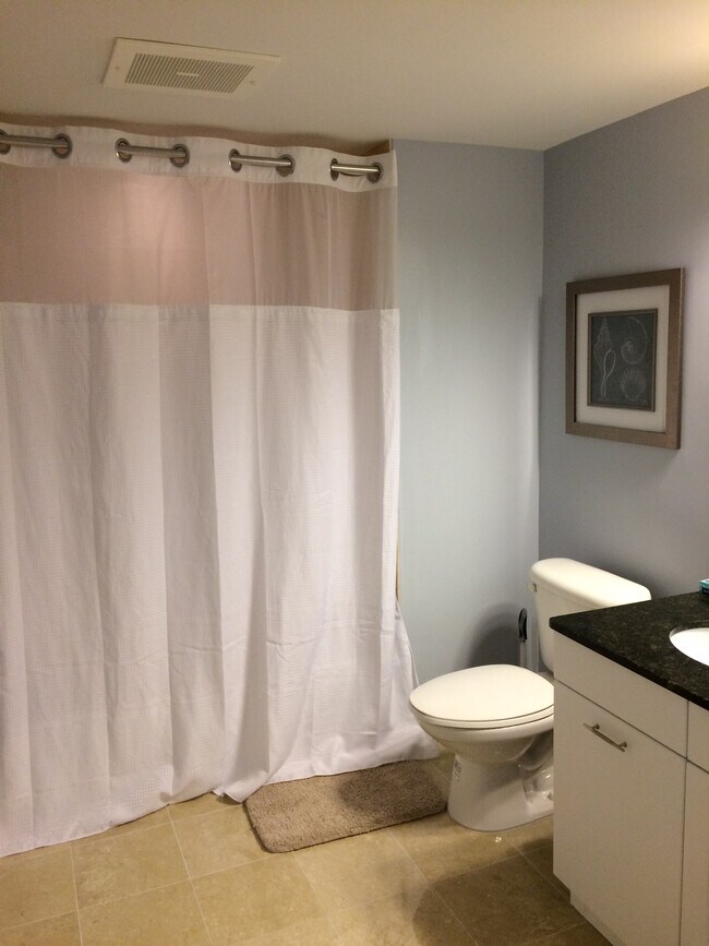 Baño - 300 S Duval St