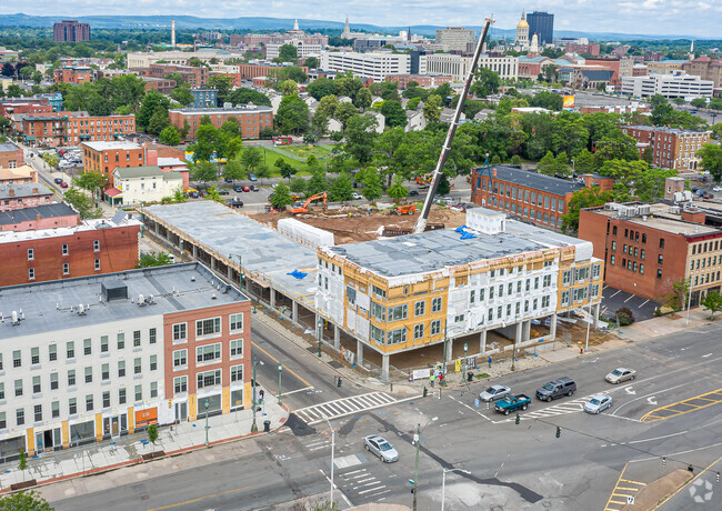 Building Photo - Park and Main