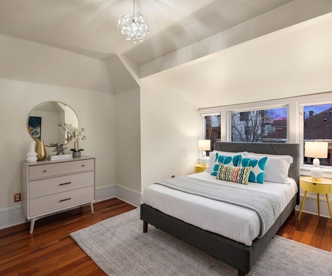 Foto del edificio - Quiet Corner of Capitol Hill in a Classic, Beautiful Home