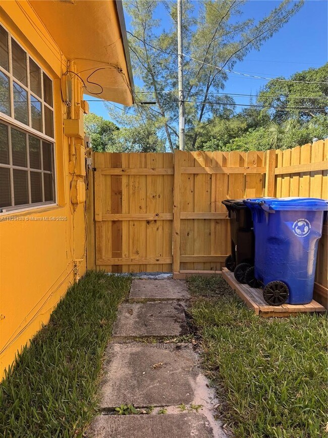 Building Photo - 522 NW 13th Ave