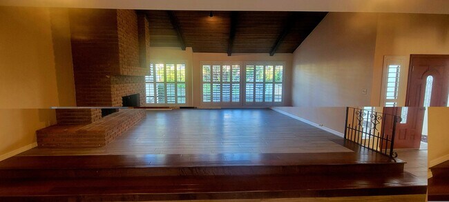 Sala de estar con chimenea de ladrillo - 16139 Ladera Piedra Way