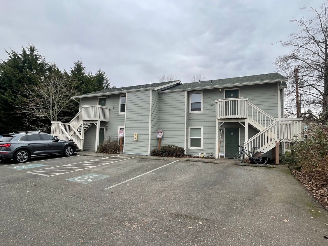Primary Photo - Top Floor 2 Bed 1 Bath Apartment