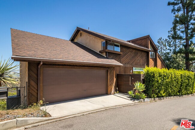 Building Photo - 1260 Linda Flora Dr