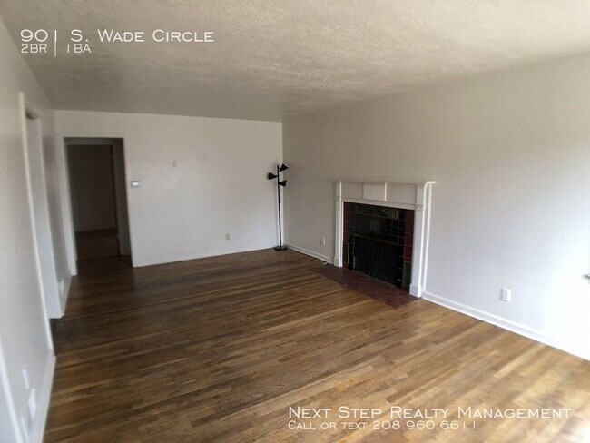Building Photo - 2 bed 1 bath close to train depot