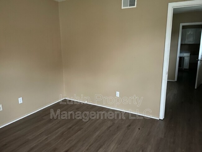 Building Photo - 1471 N Hollywood St