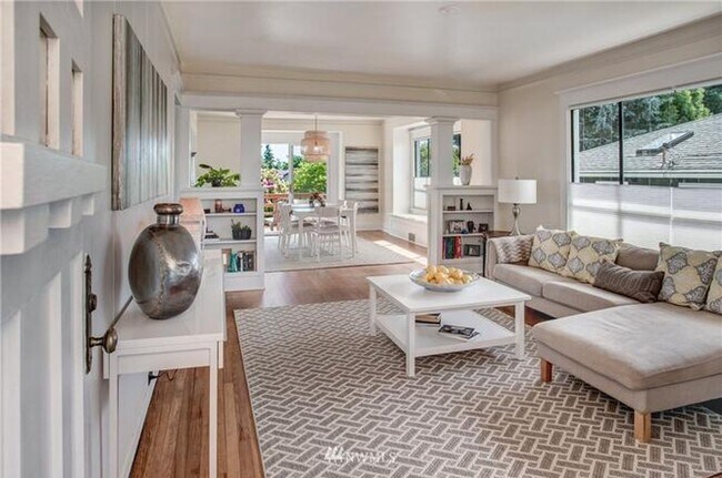 Foto del edificio - Timeless Charm Meets Thoughtful Updates in This Light-Filled Retreat