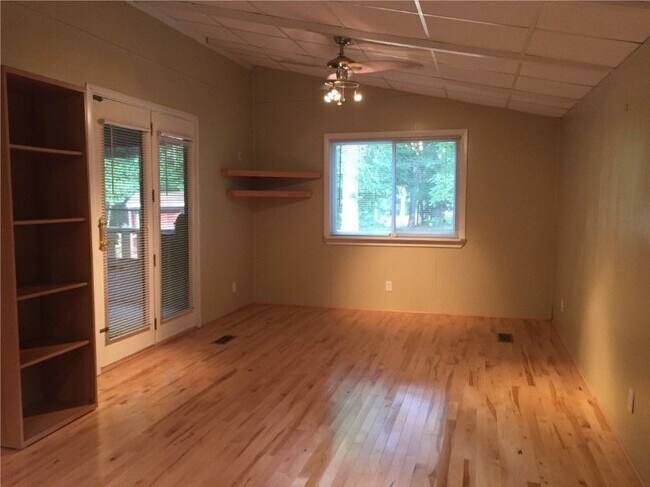 Building Photo - 156 Longwood Dr
