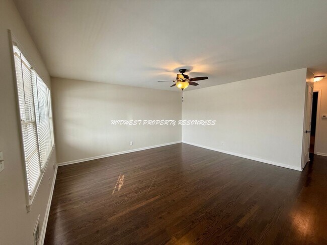 Building Photo - 2 Bed | 1 Bath Duplex Near Downtown Lee’s Summit