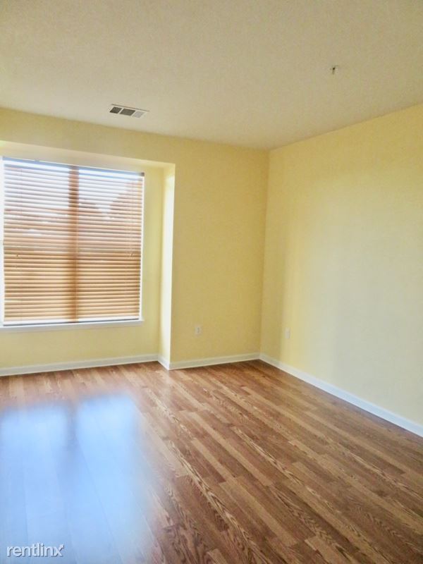 Building Photo - 2 br, 2 bath Condo - 18939 E Warren Cir