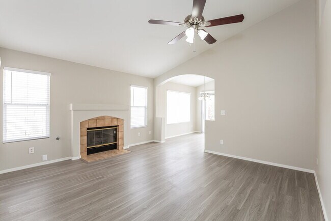 Foto del edificio - 6102 Giant Forest Ln
