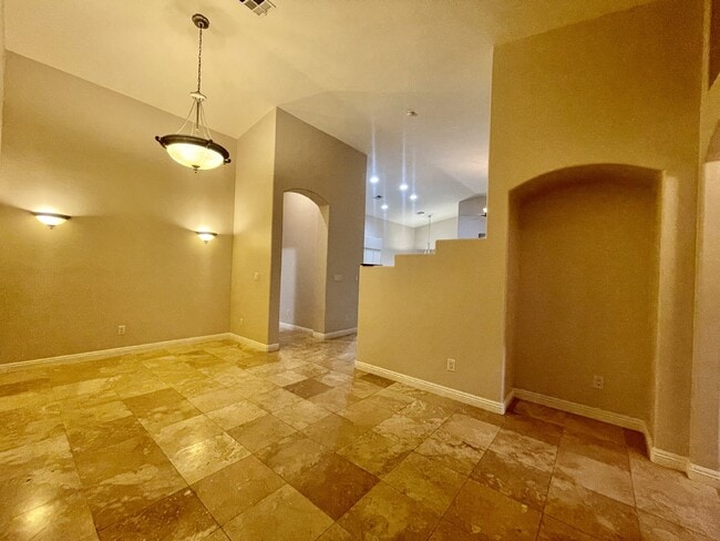 Foto del edificio - Stunning 3 bedroom 3 bath with dual primar...