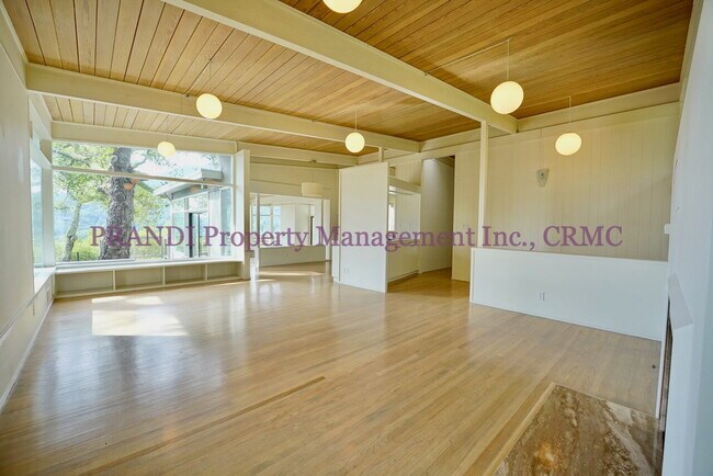 Foto del edificio - "Spacious 4-Bedroom Oasis with 3 Full Baths in Beautiful Kent Woodlands"