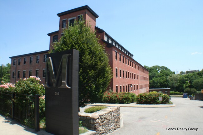 Building Photo - 535 Roosevelt Ave