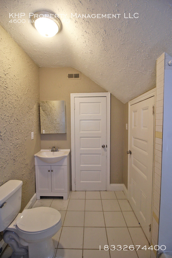 Building Photo - Newly Rehabbed 2 Bedroom Apartment Available!