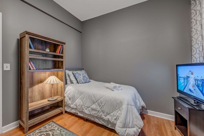 Building Photo - 6433 S Kenwood Ave