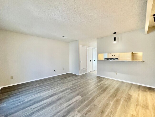 Foto del edificio - Renovated 2 Bedroom, 1.5 Bathroom Townhome!