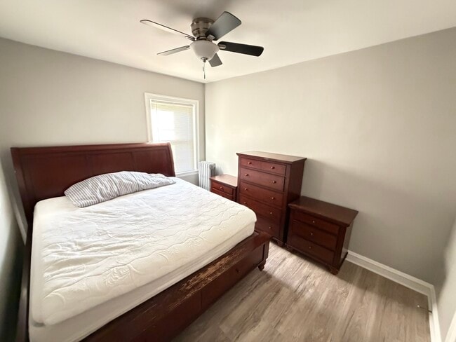 Foto del edificio - 5842 W Barry Ave