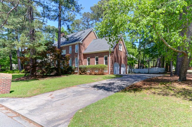 Building Photo - Beautiful home, with large yard in the Har...