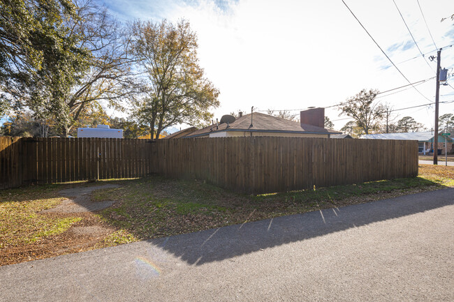 Building Photo - 413 Holly St