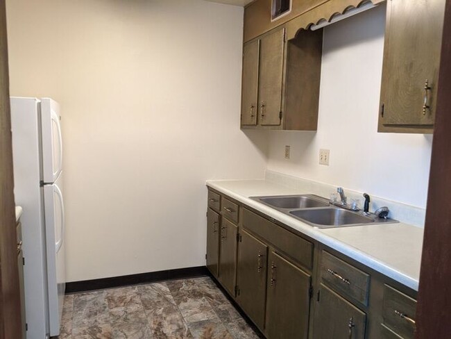 Building Photo - Downtown 1 Bedroom Ground Level Apartment ...