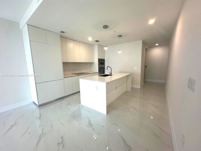 Foto del edificio - 700 NE 24th St