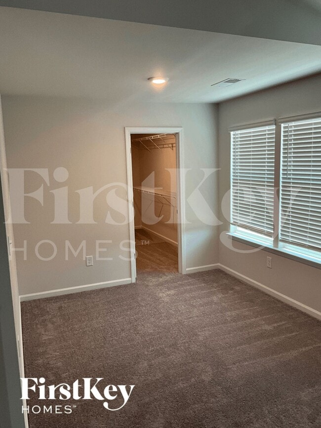 Building Photo - 421 Stonefence Dr