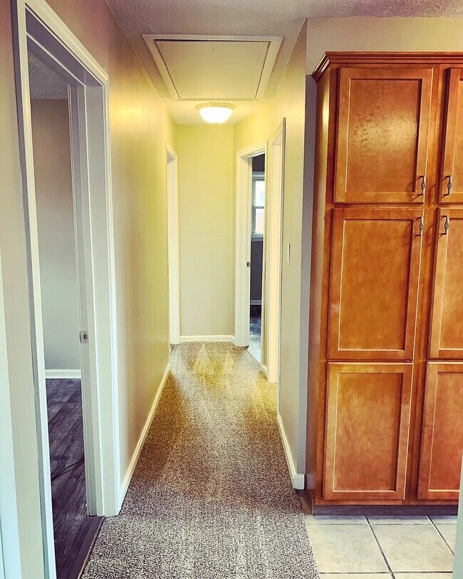 Foto del edificio - Charming Updated Home with Flexible Layout, Large Garage, and Modern Upgrades