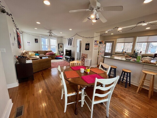 Foto del edificio - Beautiful Home Close to Campus