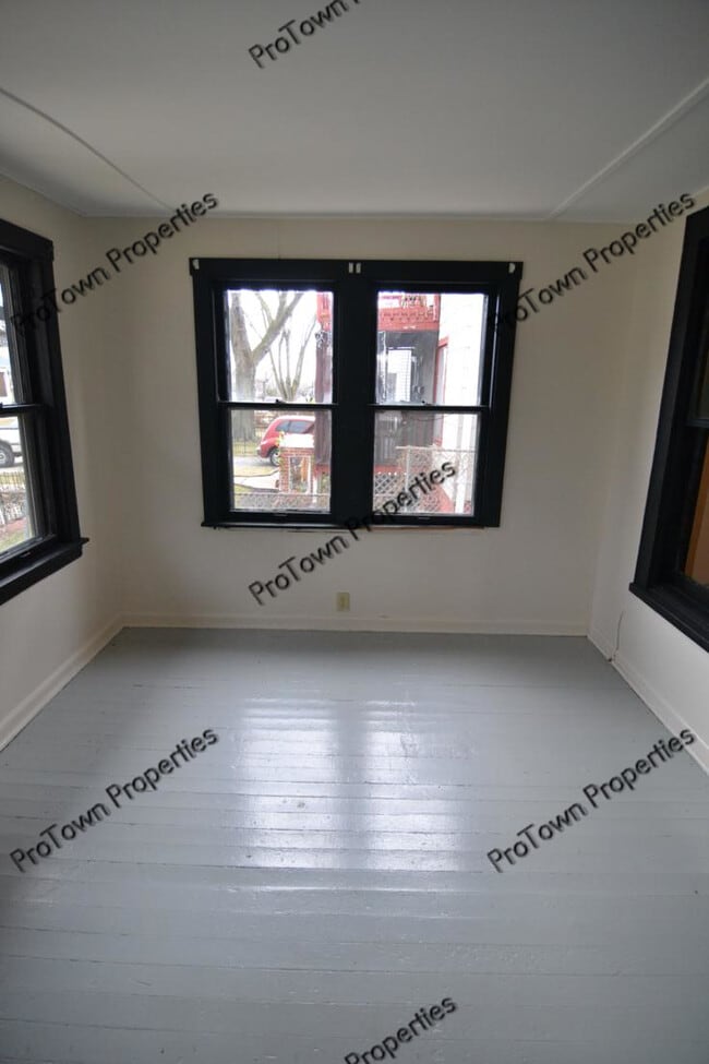 Building Photo - 407 S Raynor Ave