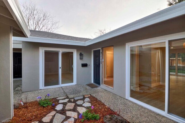 Building Photo - Luxurious single story halflex home next to Covell Park