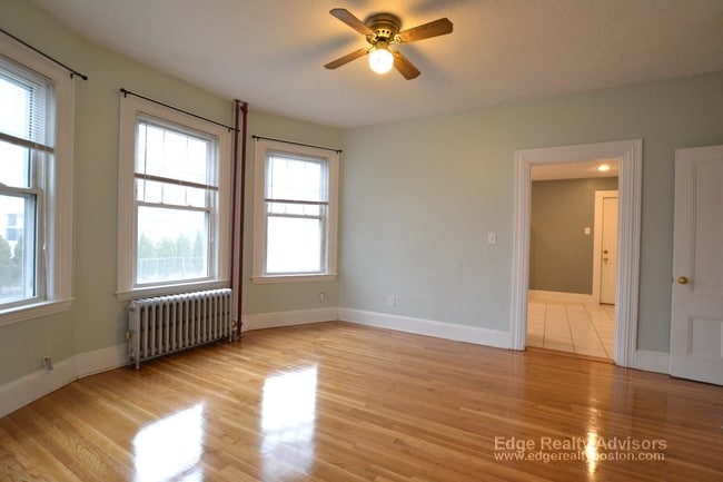 Foto del edificio - 22-24 Everett Sq. Unit 1