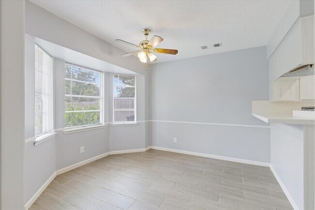 Foto del edificio - 7043 Drowsy Pine Dr