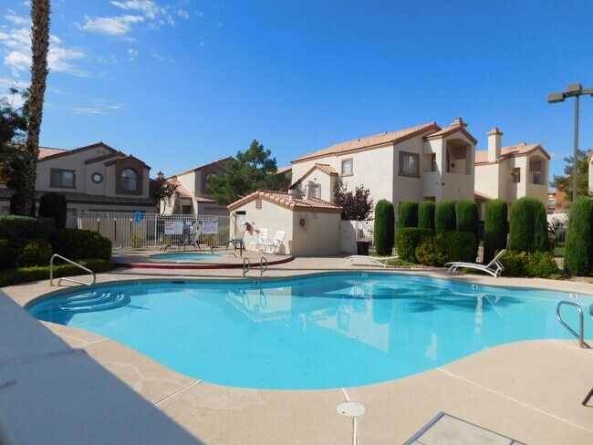 Foto del edificio - Gorgeous 3 bedroom condo with a 2 car gara...