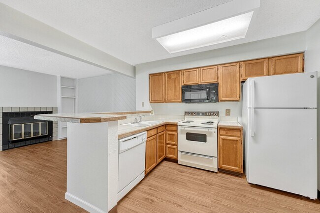 Building Photo - 1Bed/1Bath/1 Den + 1Attached Garage Townho...