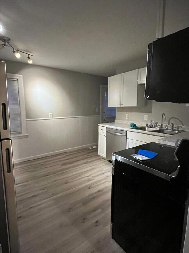 Foto del edificio - Newly renovated  single family 4 Bedroom/1...