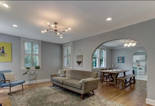 Spacious and bright living room - 316 E 55th St