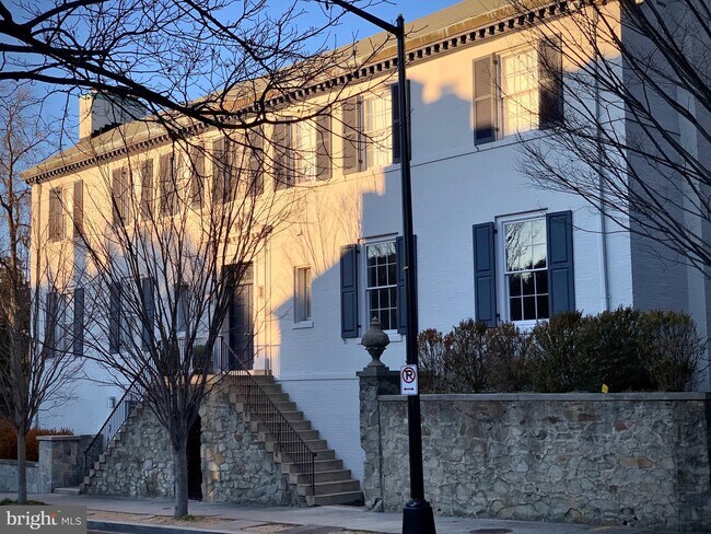 Foto del edificio - 2449 Tracy Pl NW
