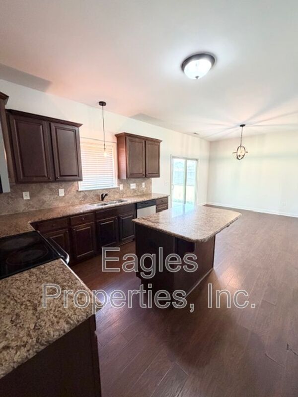 Foto del edificio - 215 Ingram Fields Dr