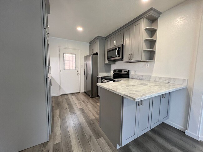 Foto del edificio - 2 Bedroom Unit, 1.5 baths with one assigne...