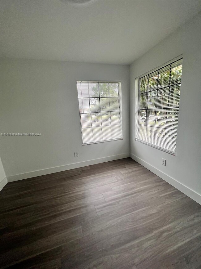 Foto del edificio - 841 NW Riverside Dr